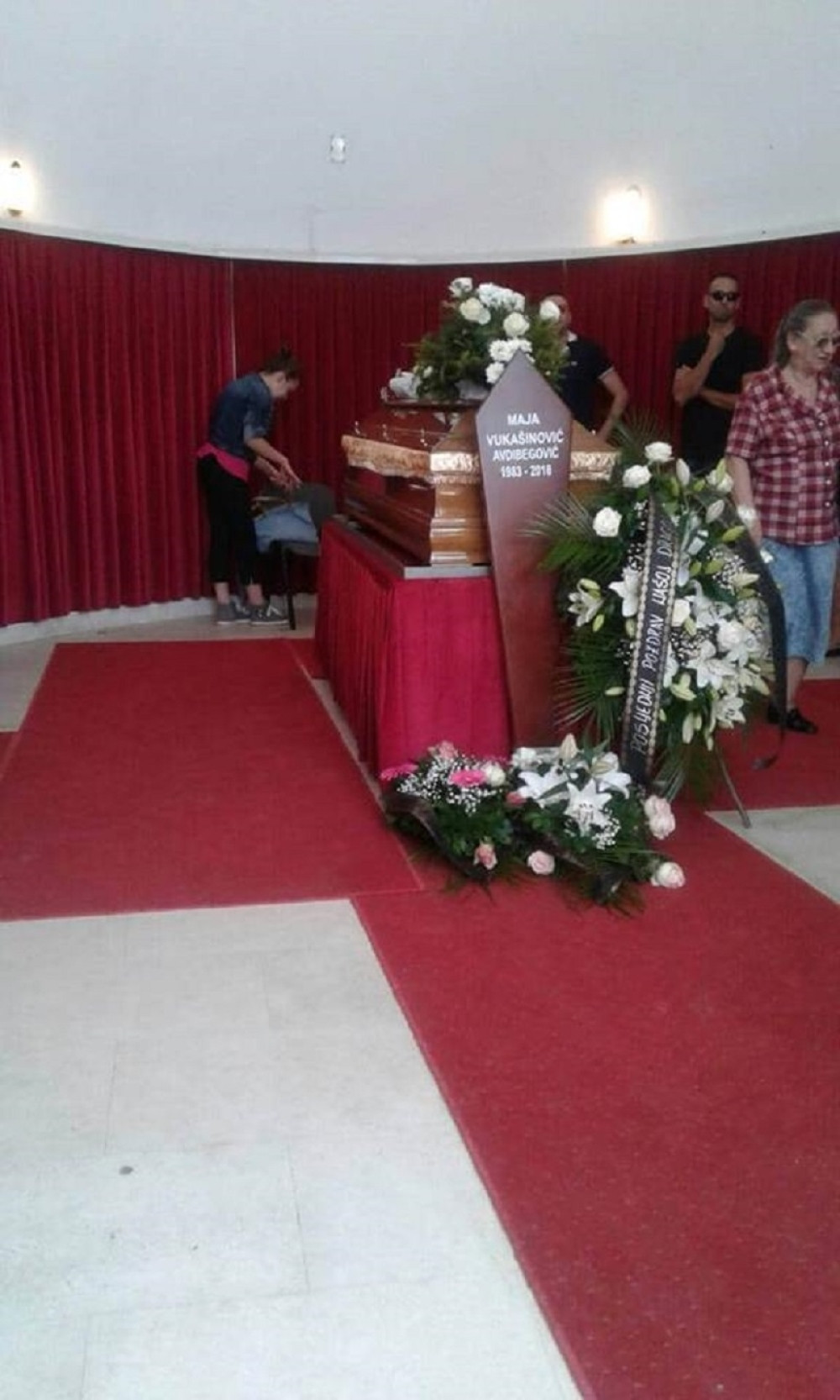 SAHRANJENA ĆERKA MILIĆA VUKAŠINOVIĆA! Rokerov govor rasplakao Sarajevo