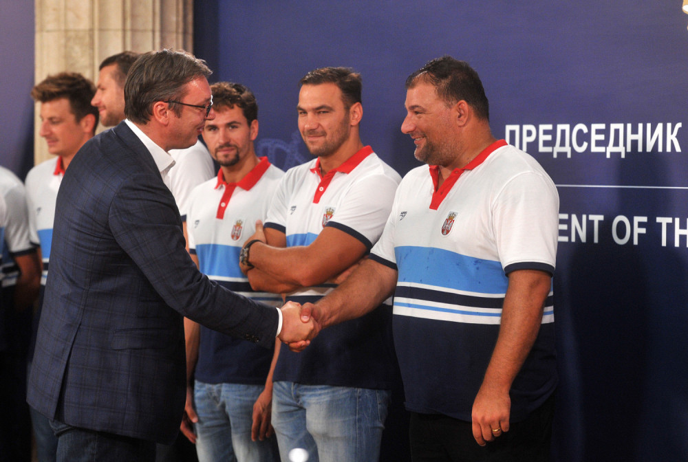 Vučić dobio od vaterpolista POKLON koji NI u SNU nije OČEKIVAO! (FOTO)