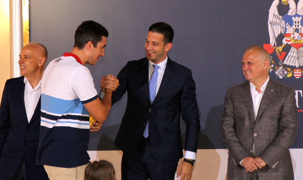 A, onda je MINISTAR UDOVIČIĆ KLEKNUO, uradio ovo i raspametio VATERPOLISTE! (FOTO)