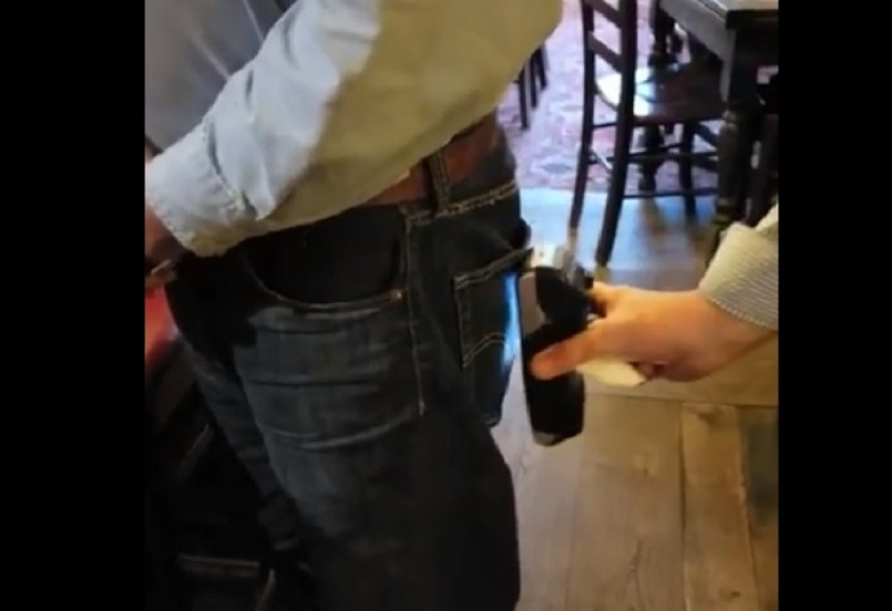 Svukao mu pare sa računa dok je karticu DRŽAO U ZADNJEM DŽEPU, banke objašnjavaju šta sve može da nam se dogodi!