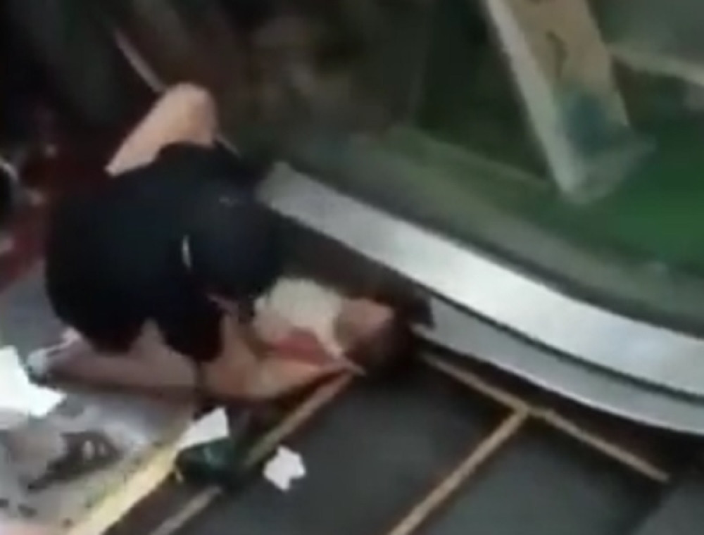 Beba pala sa pokretnih stepenica, ručica joj se zaglavila, a onda je nastala NEVIĐENA DRAMA! (VIDEO 18+)