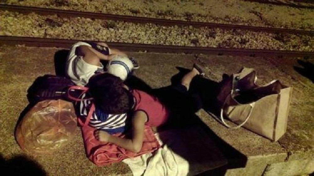 Putnici iz Srbije preživljavaju golgotu, deca spavaju na šinama, voz iz Bara nikako da stigne!