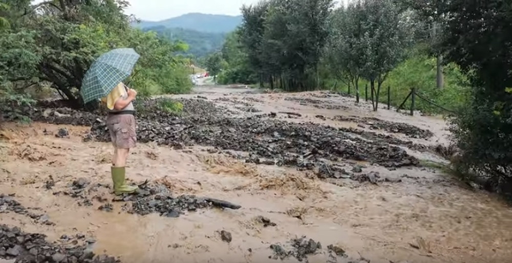 Stravično nevreme pogodilo Kraljevo, kuće pod vodom, bujica nosila puteve, proglašena vanredna situacija!