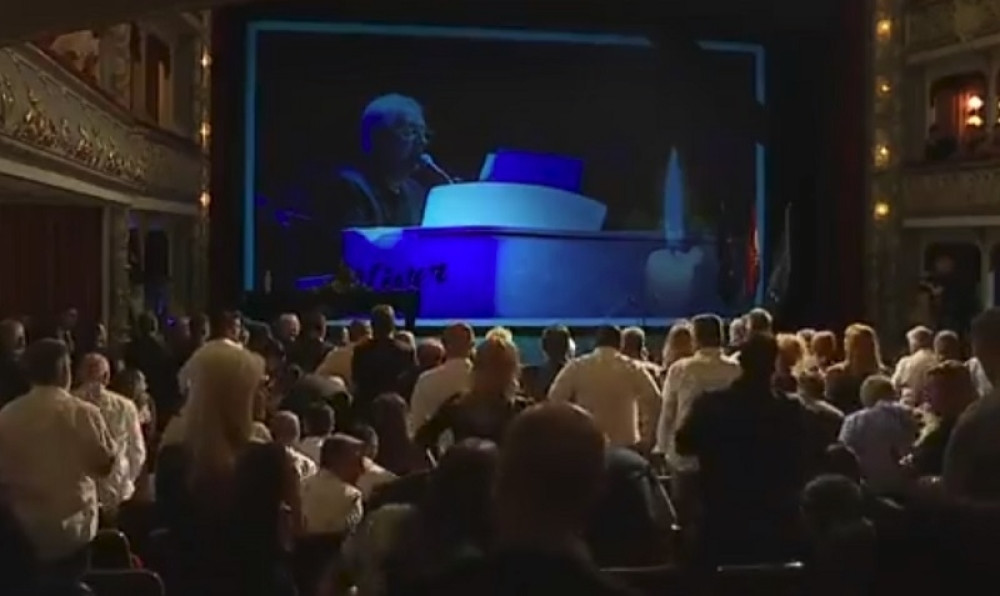 PORODICA I PRIJATELJI U SUZAMA, OPRAŠTAJU SE OD OLIVERA DRAGOJEVIĆA: Svi su ustali i pevali u čast morskog vuka