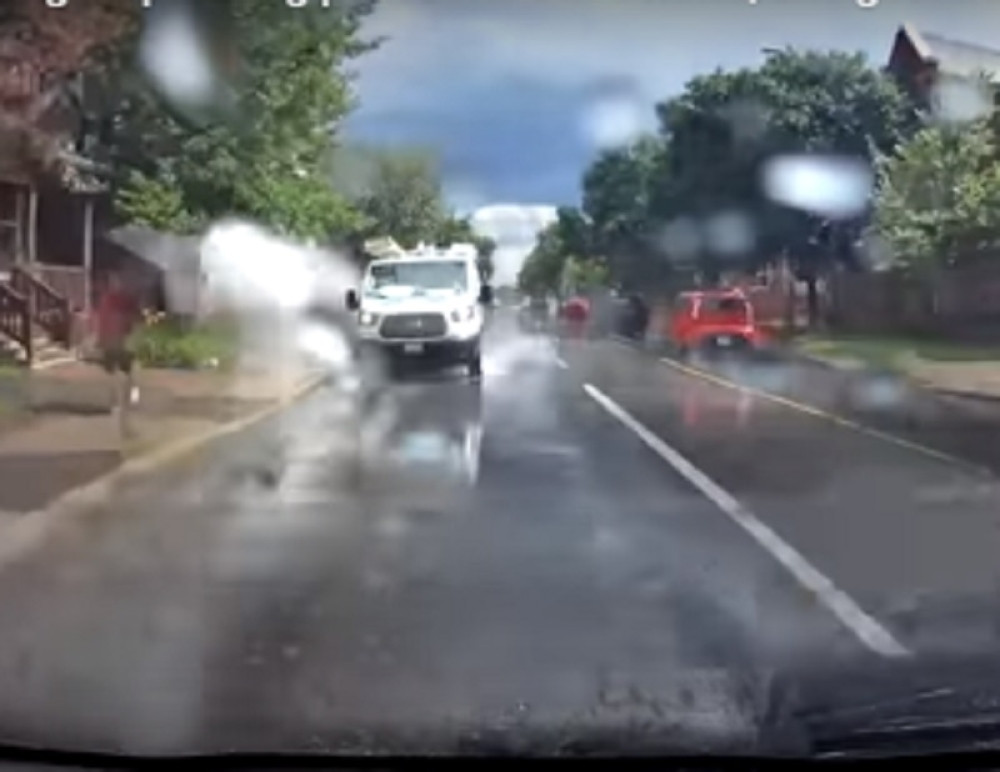 900.000 LJUDI JE POGLEDALO OVAJ SNIMAK, BROJ NASTAVLJA DA RASTE: Namerno je prskao prolaznike na kiši, a onda usledila neviđena kazna!