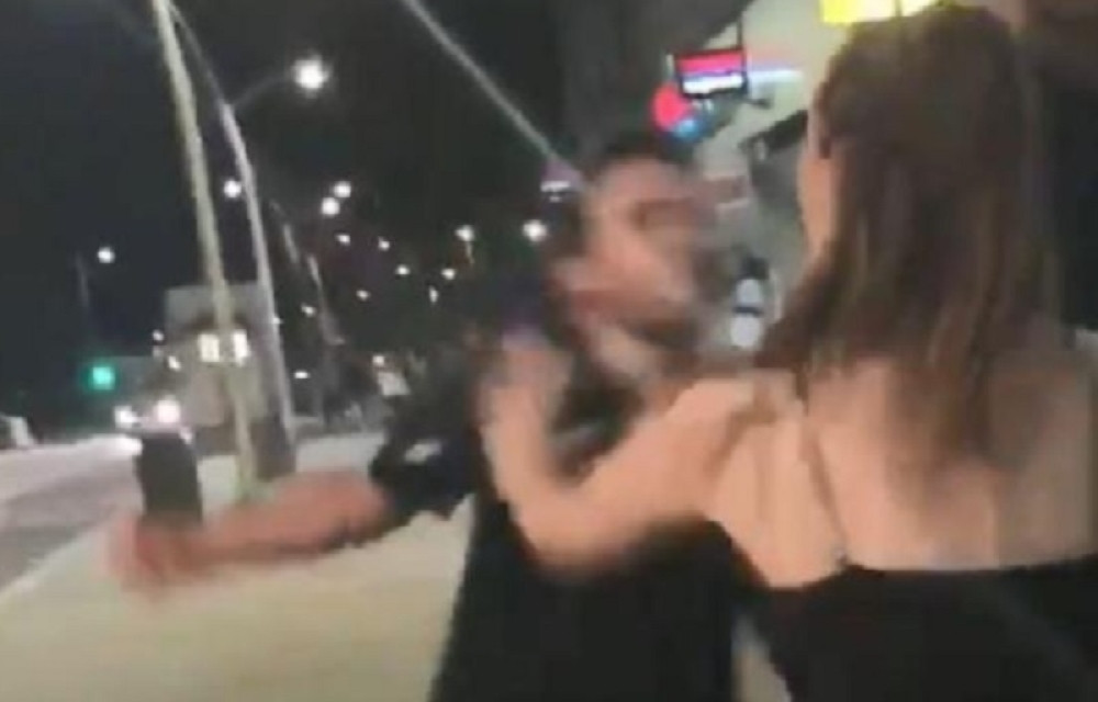 Siledžija ispred kluba ODALAMIO devojku pesnicom u lice! Kad je video da je preživela - DOKRAJČIO ju je! (VIDEO 18+)