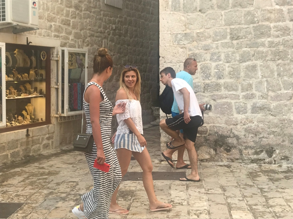 Kija češka guzu, zabole je za Slobu... Ali, BUKVALNO!