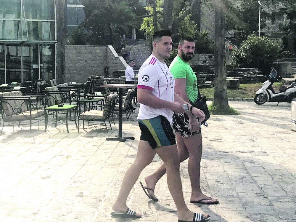 ATRAKTIVNA PLAVUŠA: Sloba uhvaćen sa novom devojkom! Smeju se, grle, a on sav ozaren!