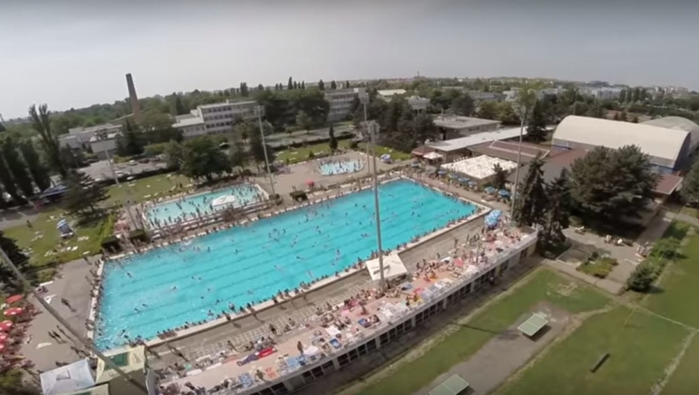 Hitno evakuisan pun bazen u Novom Sadu, za manje od pet minuta svi su bili na bezbednoj udaljenosti