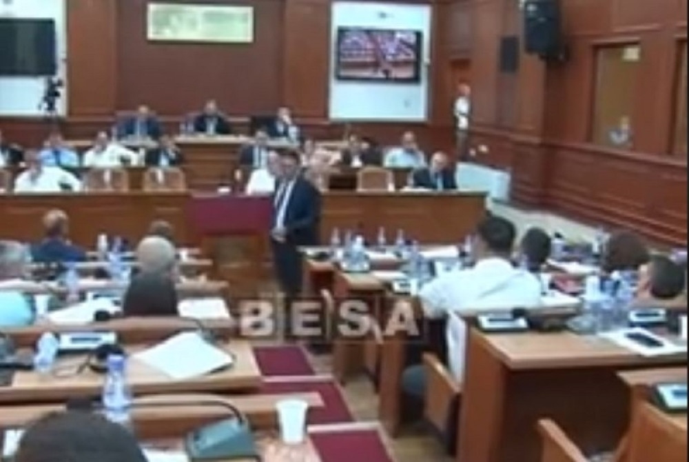 Predsedavajući Skupštine dobio flašom u glavu!