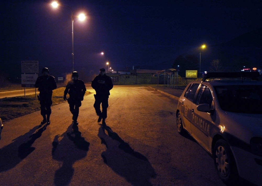 HAOS U SARAJEVU! Grupa pijanaca prebila policajca i skakala mu po automobilu!