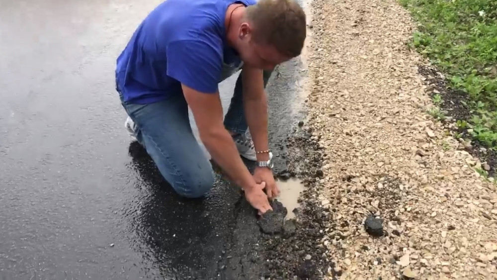 Momak ČUPAO ASFALT RUKAMA, pa putarima i vlasti poslao JASNU PORUKU (VIDEO)