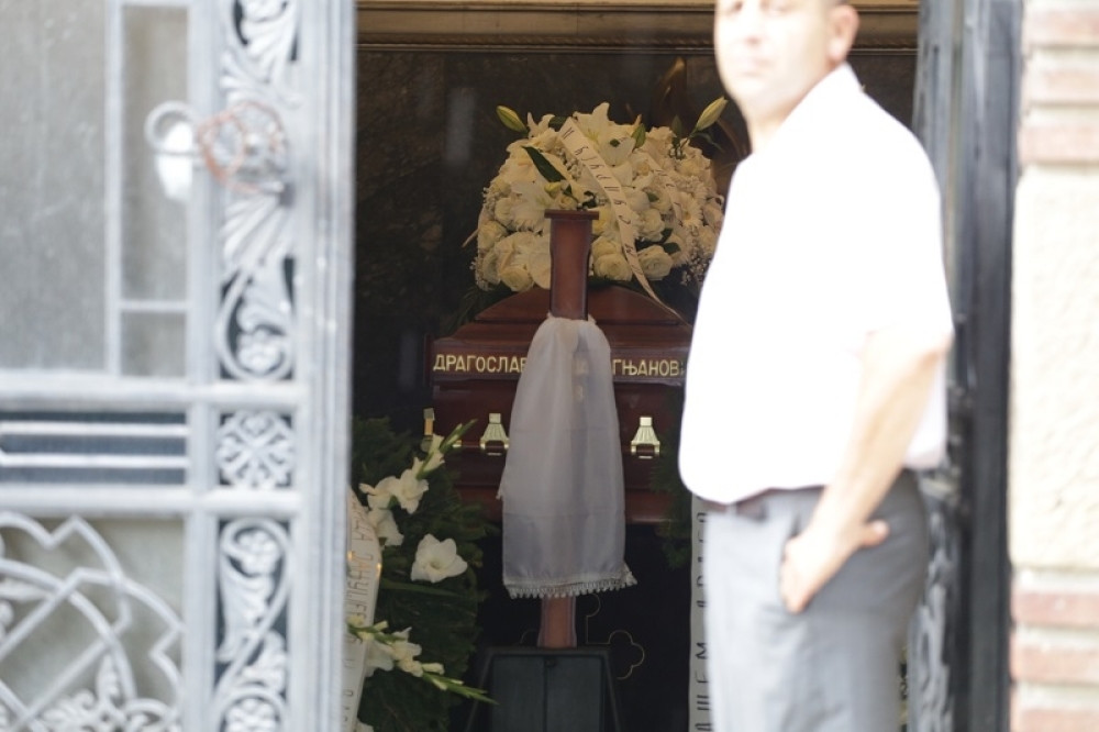 MUK NA SAHRANI MIŠE OGNJANOVIĆA! Svi su gledali u jedan detalj na sanduku koji tera suze na oči!