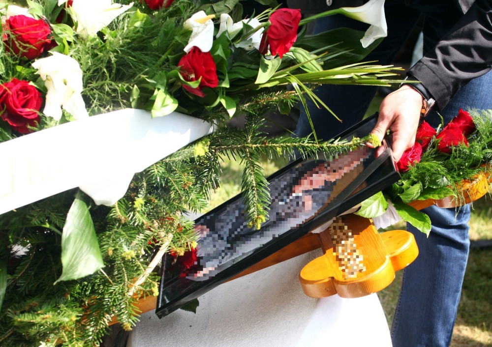 Ukoliko vam neko umre u kući, nad glavom mu upalite sveću, a OVU JEDNU STVAR obavezno sklonite