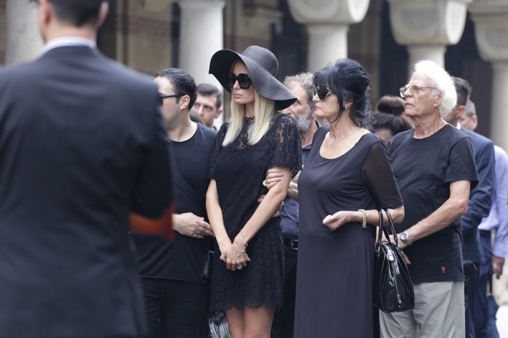 Sanju prijatelji pridržavali dok su kovčeg iznosili iz kapele, SUZE JOJ SE SLIVALE NIZ LICE!