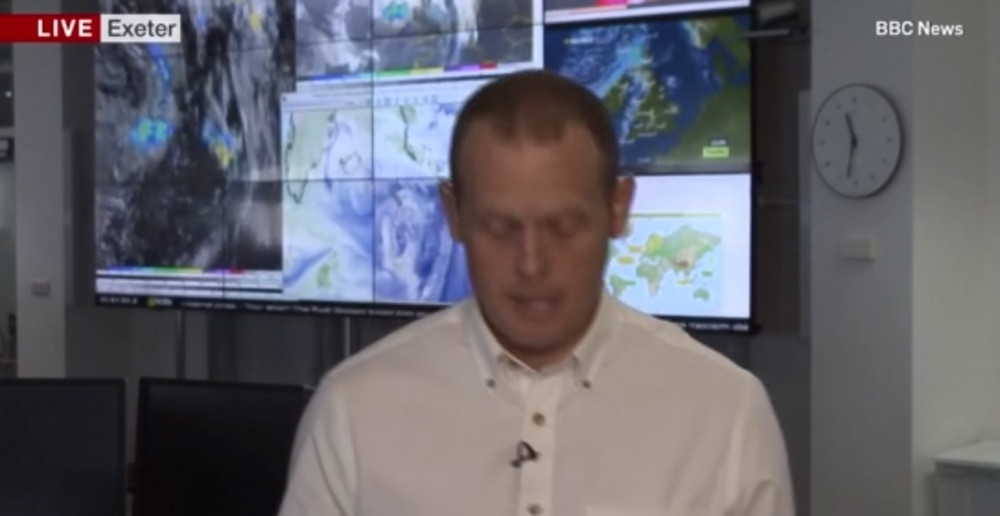 Meteorolog se uključio uživo da izveštava o vrućini i PAO KAO SVEĆA!