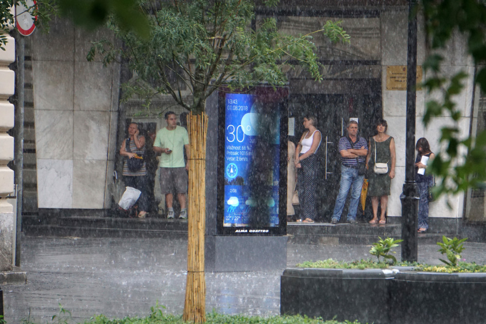 Stiže snažno olujno nevreme, pljuskovi i grad pogodiće Srbiju!