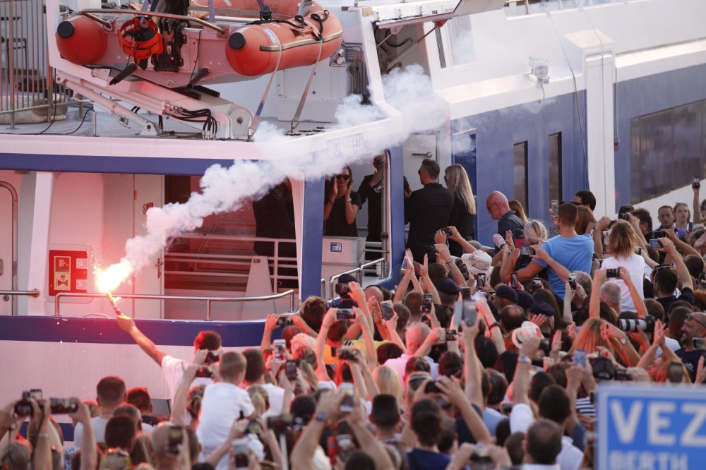 NAJTUŽNIJA SAHRANA KOJU HRVATSKA PAMTI: Ovako je izgledao poslednji let dalmatinskog "galeba"