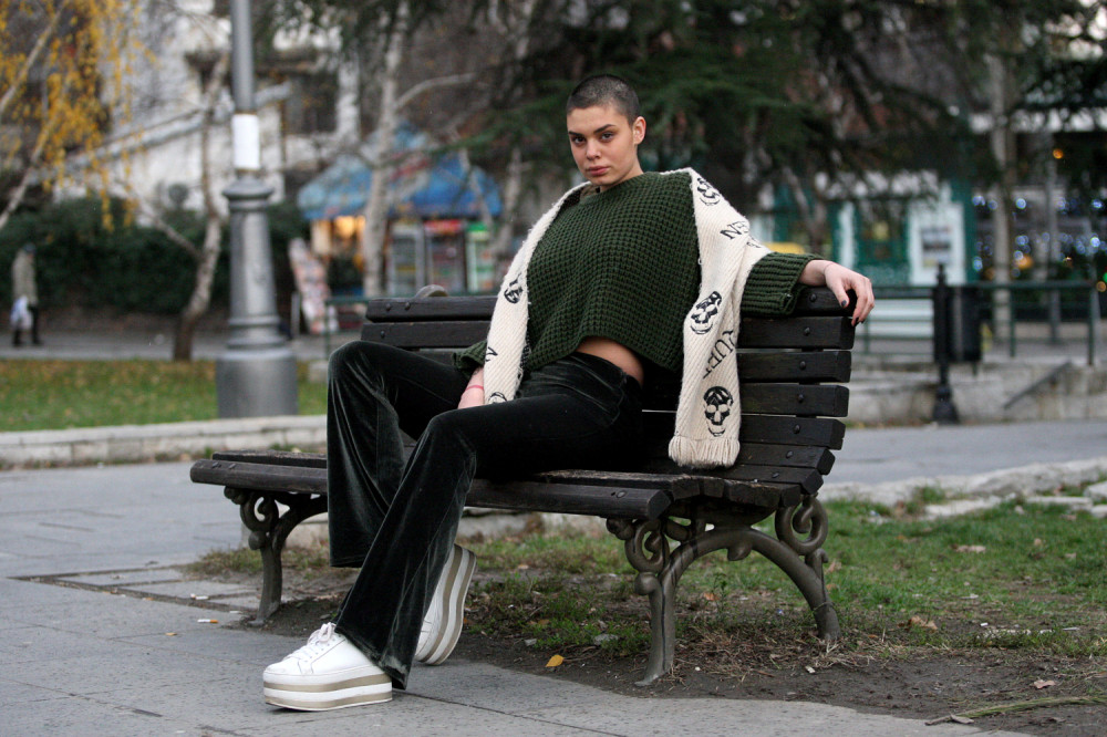 U Zadruzi je imala seks sa dva muškarca, a sad se skinula gola i pokazala guzu u gro planu!