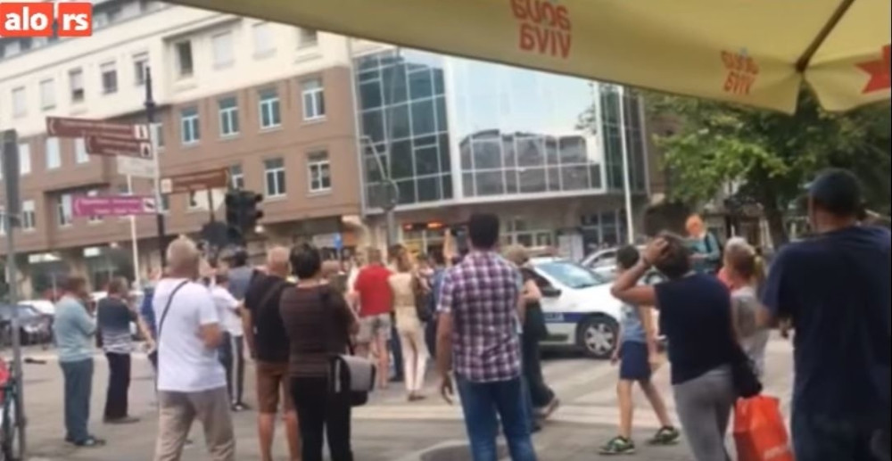 BOŠKOVA GORILA NAPALA I IZUDARALA ŽENU! Vuk i opozicija žestoko izviždani! (VIDEO)