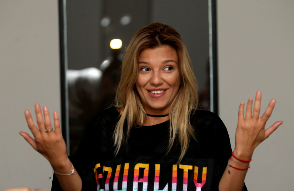 KIJA SE ZALJUBILA: Društvene mreže gore! Svi se raspravljaju oko jednog detalja! (FOTO)