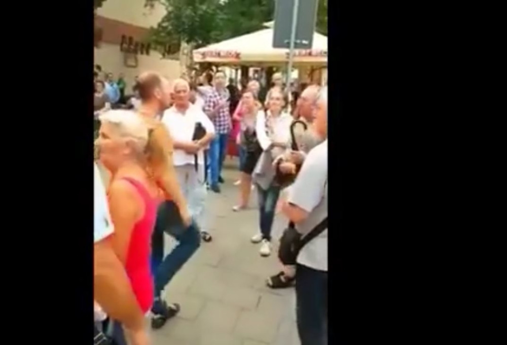 Boškove gorile zavodile red u Šapcu! Posle napada na ženu, šutirali i deku (VIDEO)