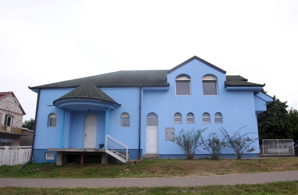 Šešelj renovirao svoju kuću u Hrtkovcima, natpis koji je stavio OSTAVIĆE VAS BEZ TEKSTA! (FOTO)