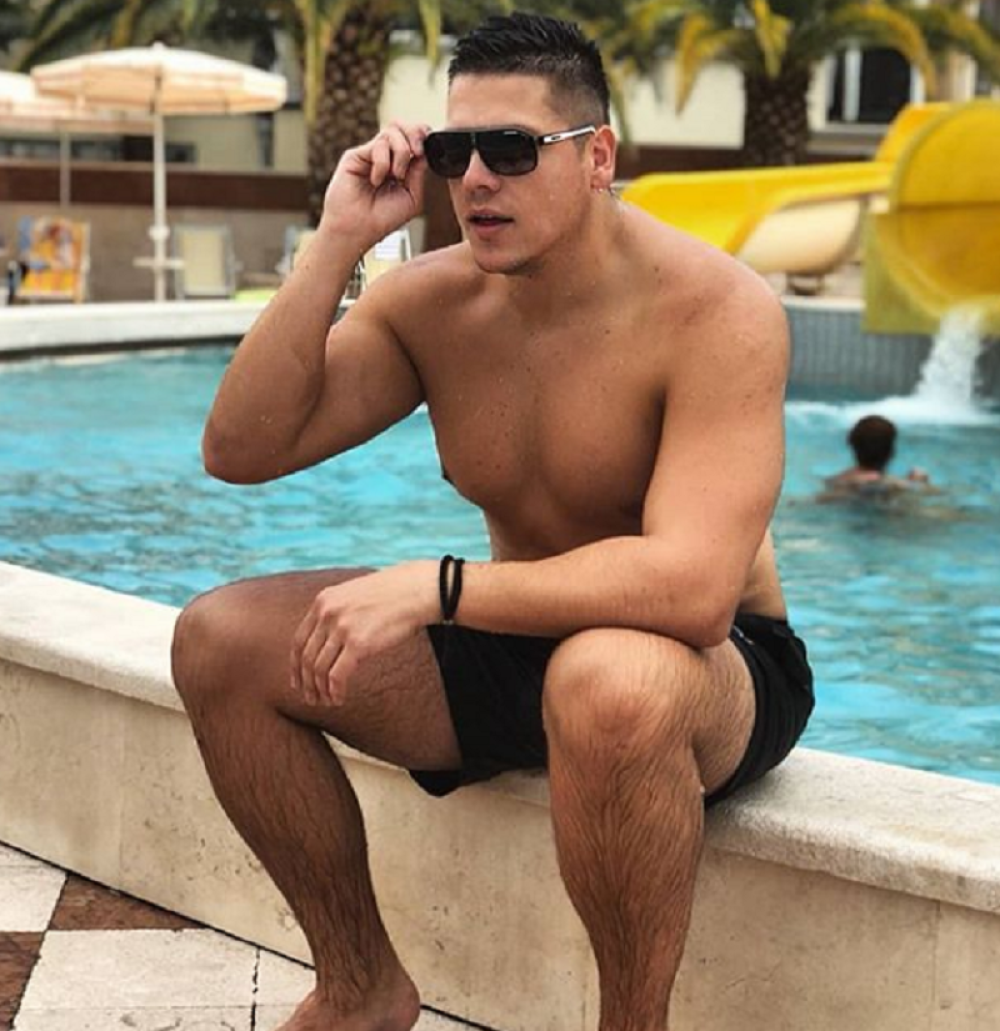 CRNOKOSA BOMBA ZAMENILA JE KIJU: Ovo je Slobina stjuardesa i svojim oblinama zapalila je Srbiju! (FOTO)