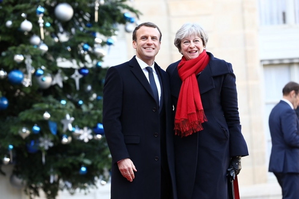 Nakon radnog sastanka u 18 i 15, sledi prijateljska večera u četvoro sa Brižit i Filipom