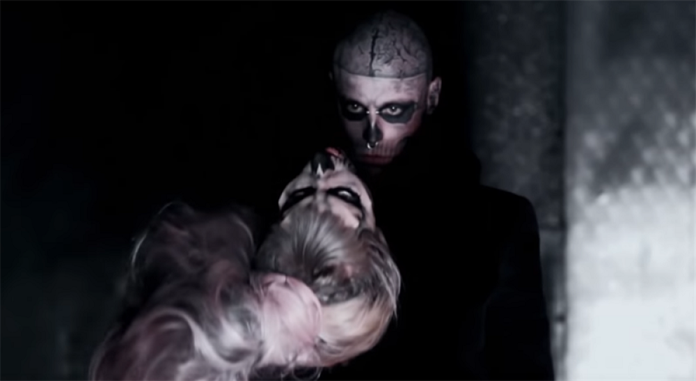 Čuveni ISTETOVIRANI maneken iz spota Lejdi Gage počinio samoubistvo!