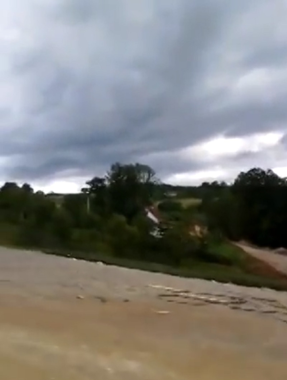 SRBIJI PRETI "HIBRIDNA OLUJA": Sprema se velika opasnost za stanovništvo, najugroženiji ste ako živite na ovim područjima