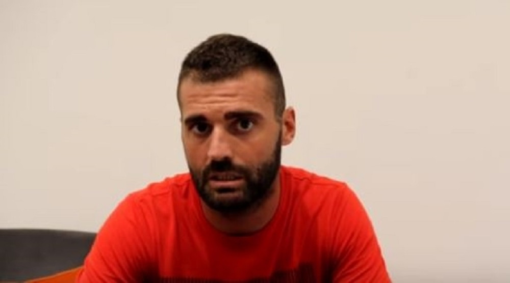 Pokazivao ku*ac navijačima, sada im se izvinjava! (VIDEO)