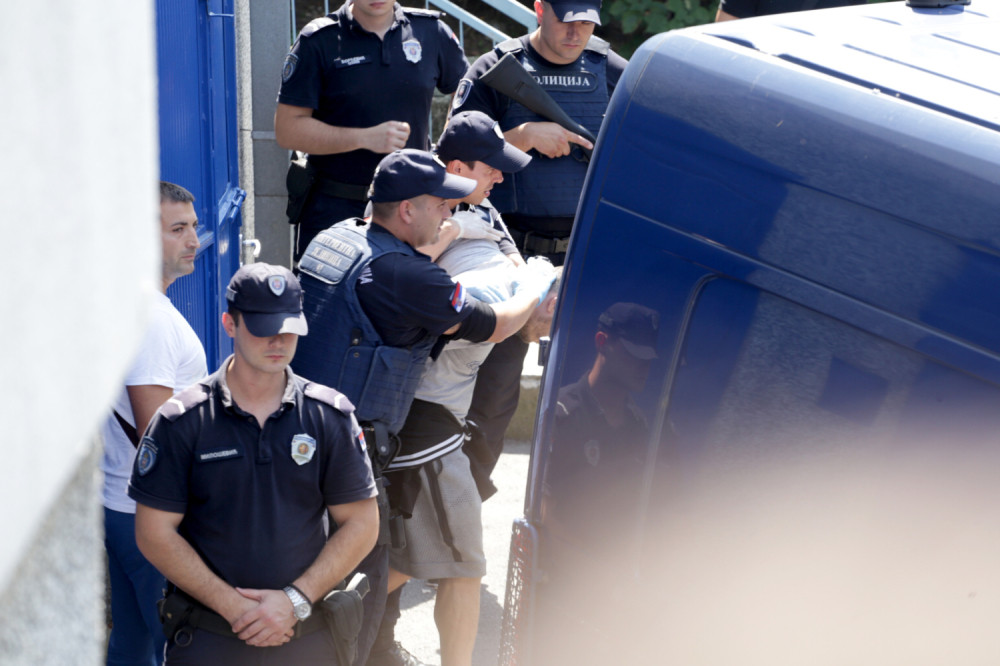 Interventna policija sada vozi navijače na jedno mesto u centru Beograda! (FOTO)