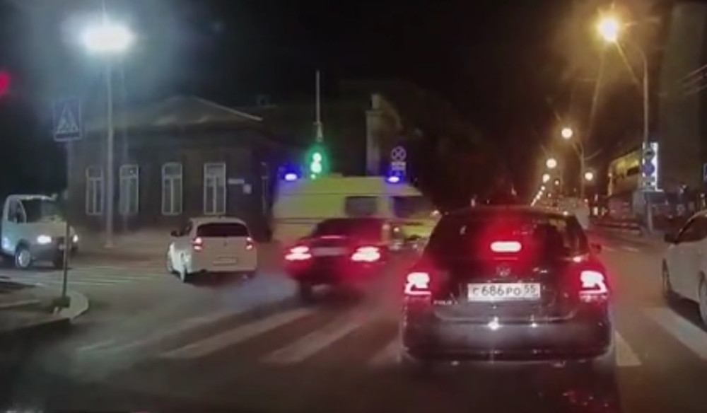 Ludak se zaleteo kroz raskrsnicu i naleteo na Hitnu pomoć pod rotacijom - USLEDILA JE NOĆNA MORA! (VIDEO)