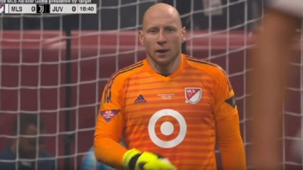 Ovo NIKADA NISTE VIDELI, golman daje intervju nasred terena, a UTAKMICA JE U TOKU! (VIDEO)