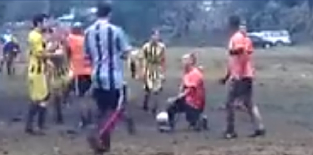 Igrali fudbal po blatu, odjednom je KRENULA TUČA kakva se ne viđa ni u kung-fu filmovima! (VIDEO)