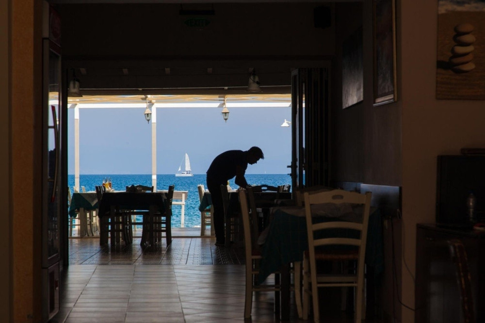 Konobar izboden jer je odbio da posluži gosta koji nije nosio masku!