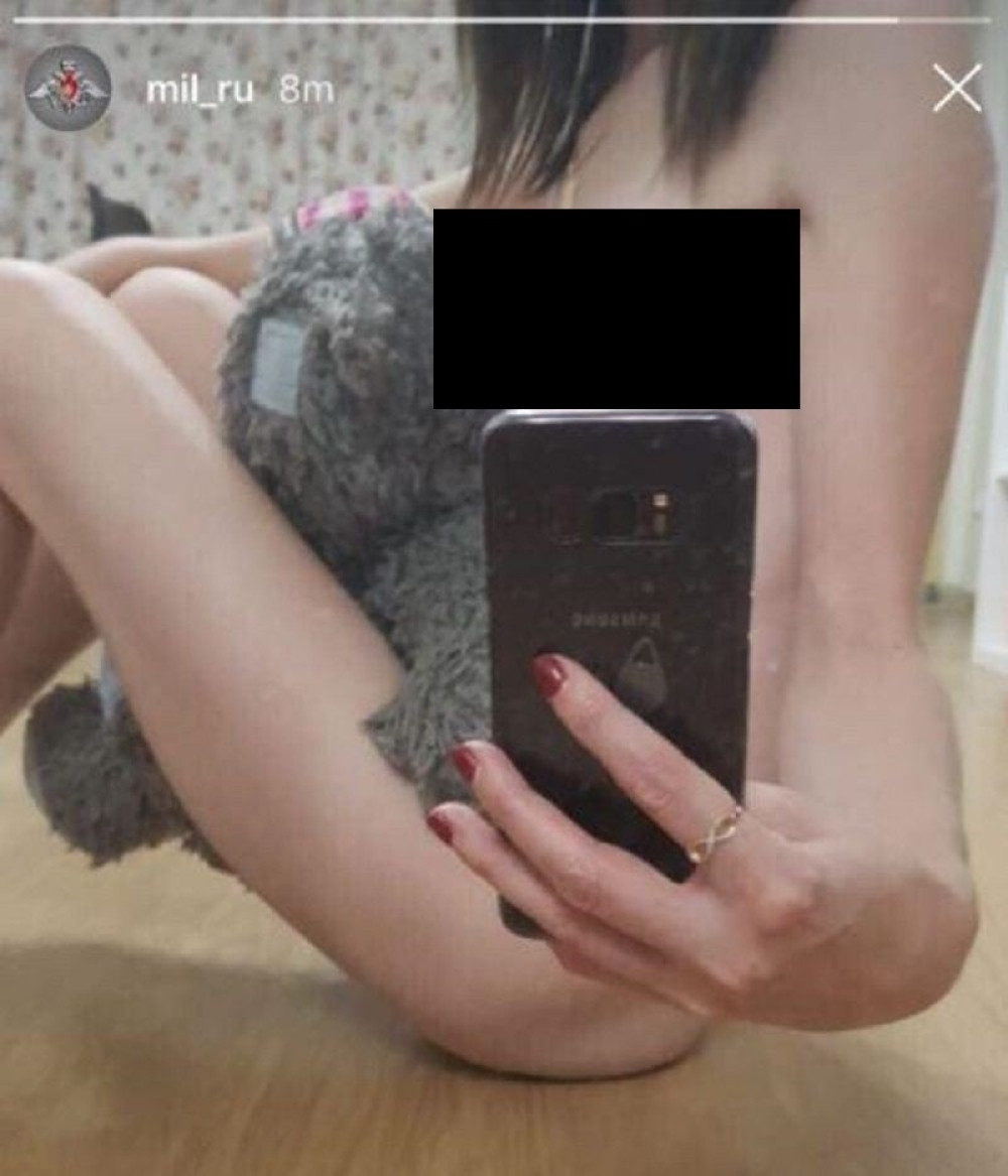 SKANDAL Na zvaničnom nalogu Ministarstva odbrane osvanuo GOLI SELFI, ispao opšti haos! (FOTO 18+)