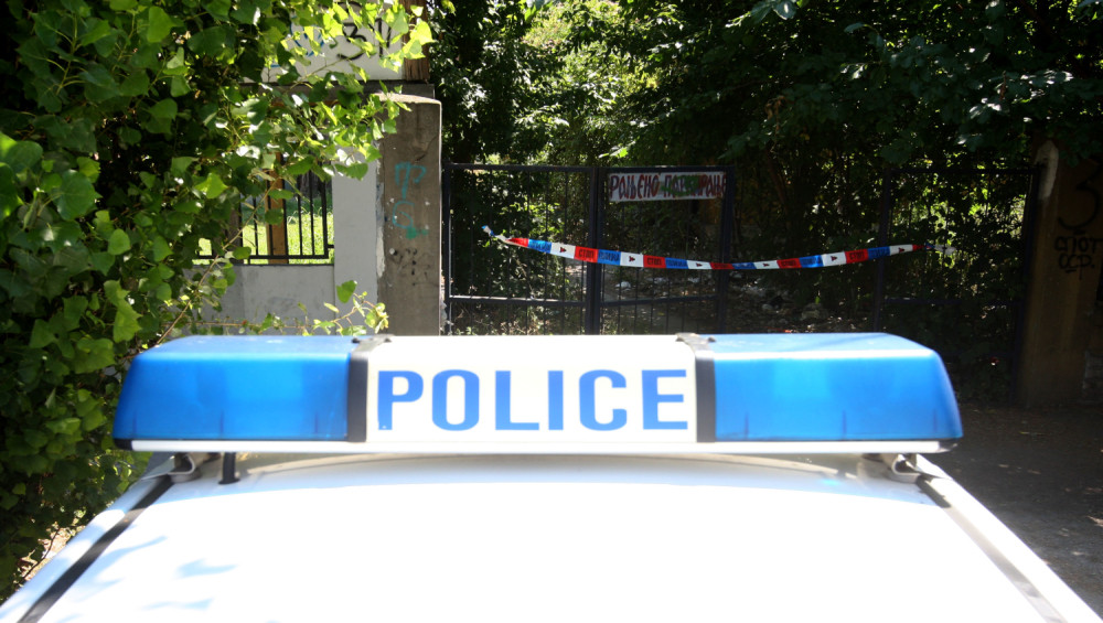 Autom uleteli u dvorište i povredili dva mala dečaka, a onda su vozač i njegovi prijatelji izašli iz kola i napravili još veći pakao!