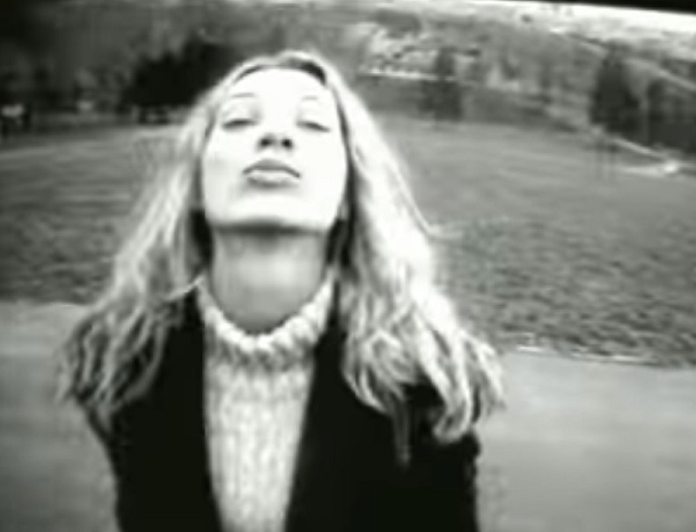 ŽARILA JE I PALILA DEVEDESETIH: Ušla je u petu deceniju ali i dalje izgleda bombastično! (VIDEO)