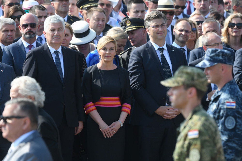 Neviđen skandal na proslavi "Oluje", hrvatski državni vrh se obrukao kao nikad! (VIDEO)