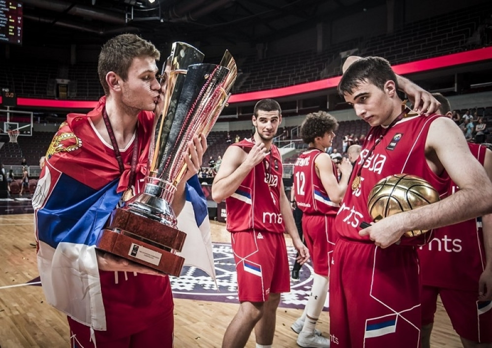 Mladi Srbi i Crnogorci zajedno u delirijumu nakon osvajanja evropskog košarkaškog zlata! (FOTO + VIDEO)