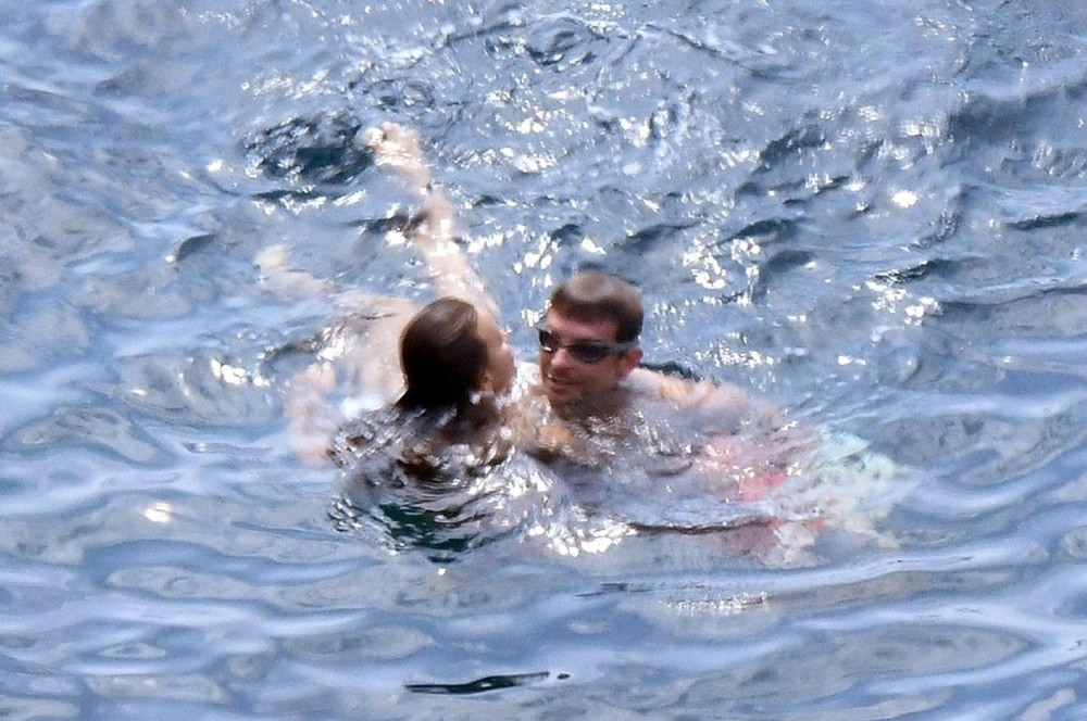 PERVERZIJE USRED MORA: Sa mužem se kupala, a onda raširila noge i u vodi sama radila nešto što će vas ŠOKIRATI!