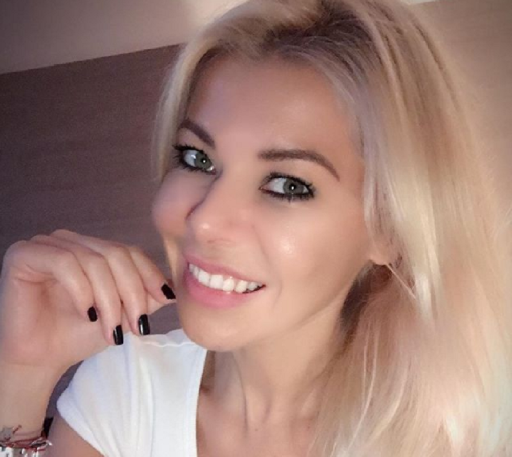 VALJA SE GOLA PO KREVETU SA DEČKOM: Procurela eksplicitna fotografija naše pevačice!