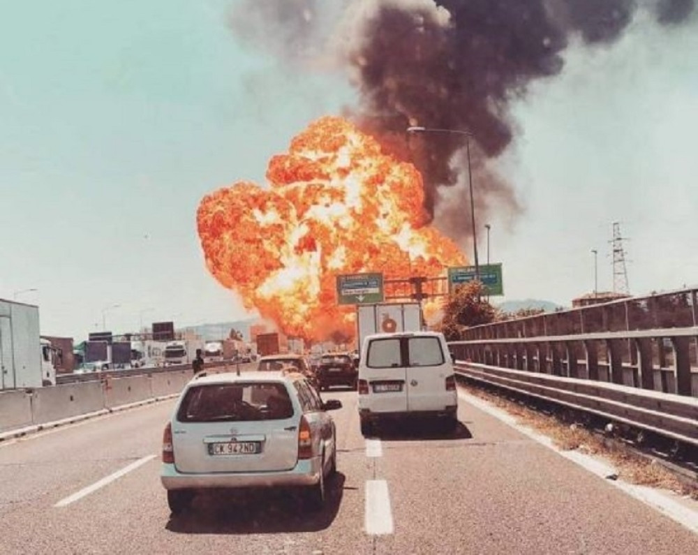 Objavljen snimak eksplozije u Italiji gde je poginulo dve, a povređeno 60 osoba, nedostaje deo auto-puta (UZNEMIRUJUĆ VIDEO)
