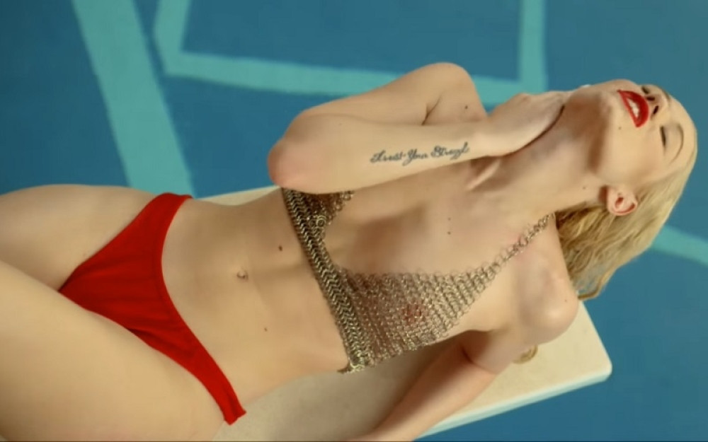 SVI GLEDAJU U NJENO MEĐUNOŽJE: Poznata pevačica potpuno GOLA! Muškarcima poispadale vilice! (18+)