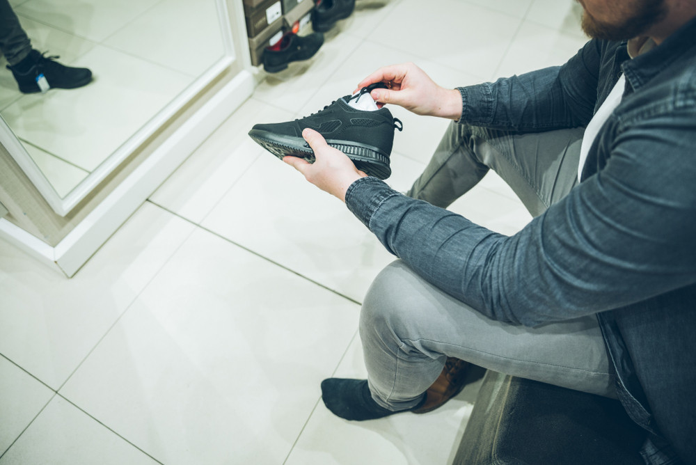 Mladić je kupio patike u prodavnici bez probe, a kada je stigao kući i otvorio kutiju sledila mu se krv u venama (VIDEO)