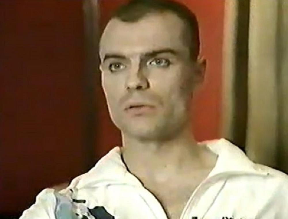 Go do pojasa i sav krvav čupao je rukama geler iz ramena, a upucao ga je neko ko nam je svima DOBRO POZNAT!