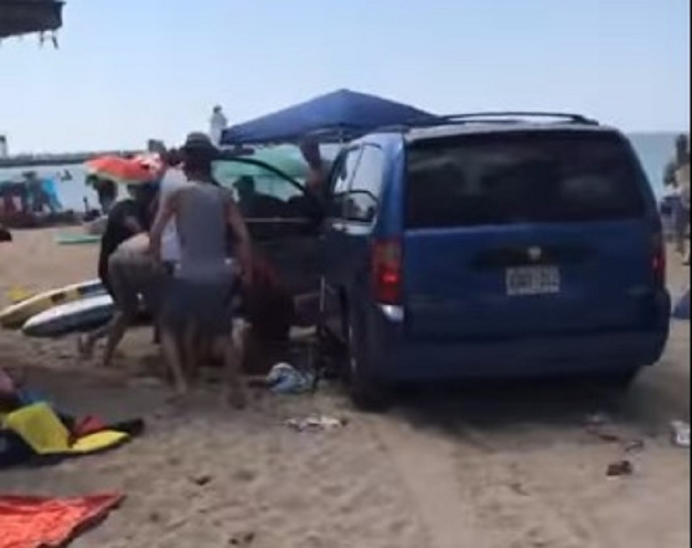 LUD ČOVEK! Uleteo automobilom na plažu, pa počeo da gazi kupače na ležaljkama! A onda su ga izvukli iz vozila... (VIDEO)