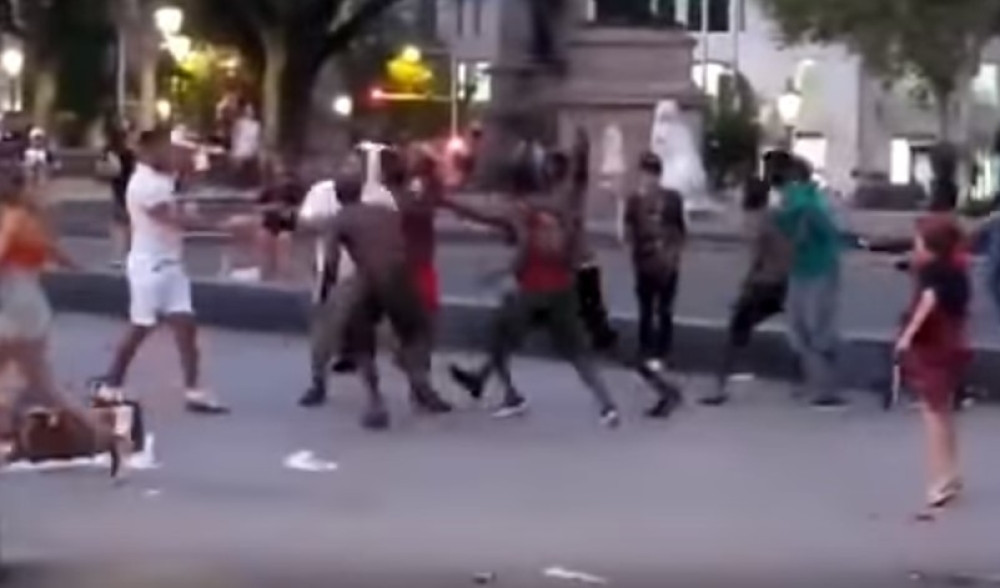 Turista pokušao da pomogne ženi sa bebom, pa ZAVRŠIO KRVAV U BOLNICI! (UZNEMIRUJUĆ VIDEO)